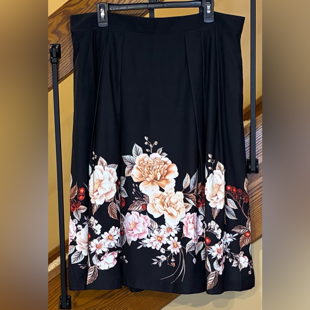 City Chic Black & Floral Pleated Skirt Pockets SZ. 16 Women’s NWT